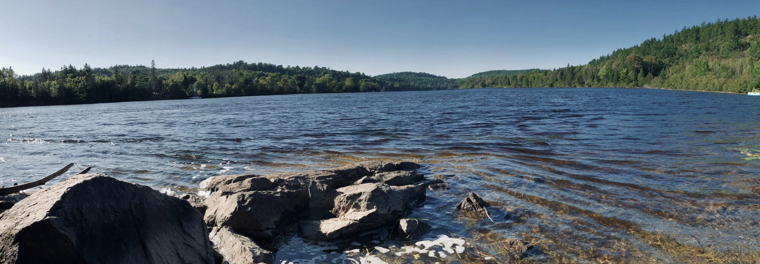 Rivière Gatineau et collines boisées à Wakefield